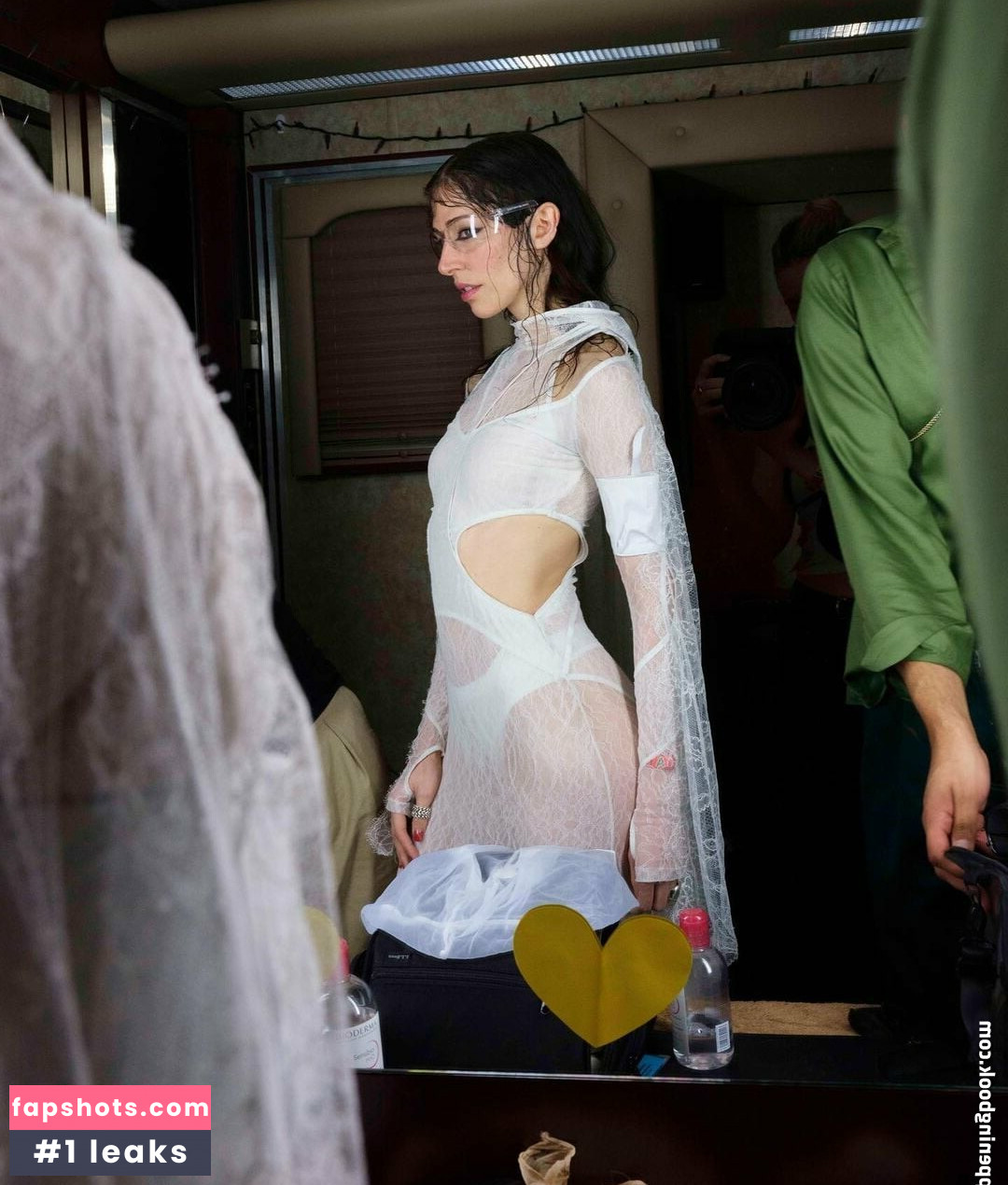 Caroline Polachek gallery photo #57