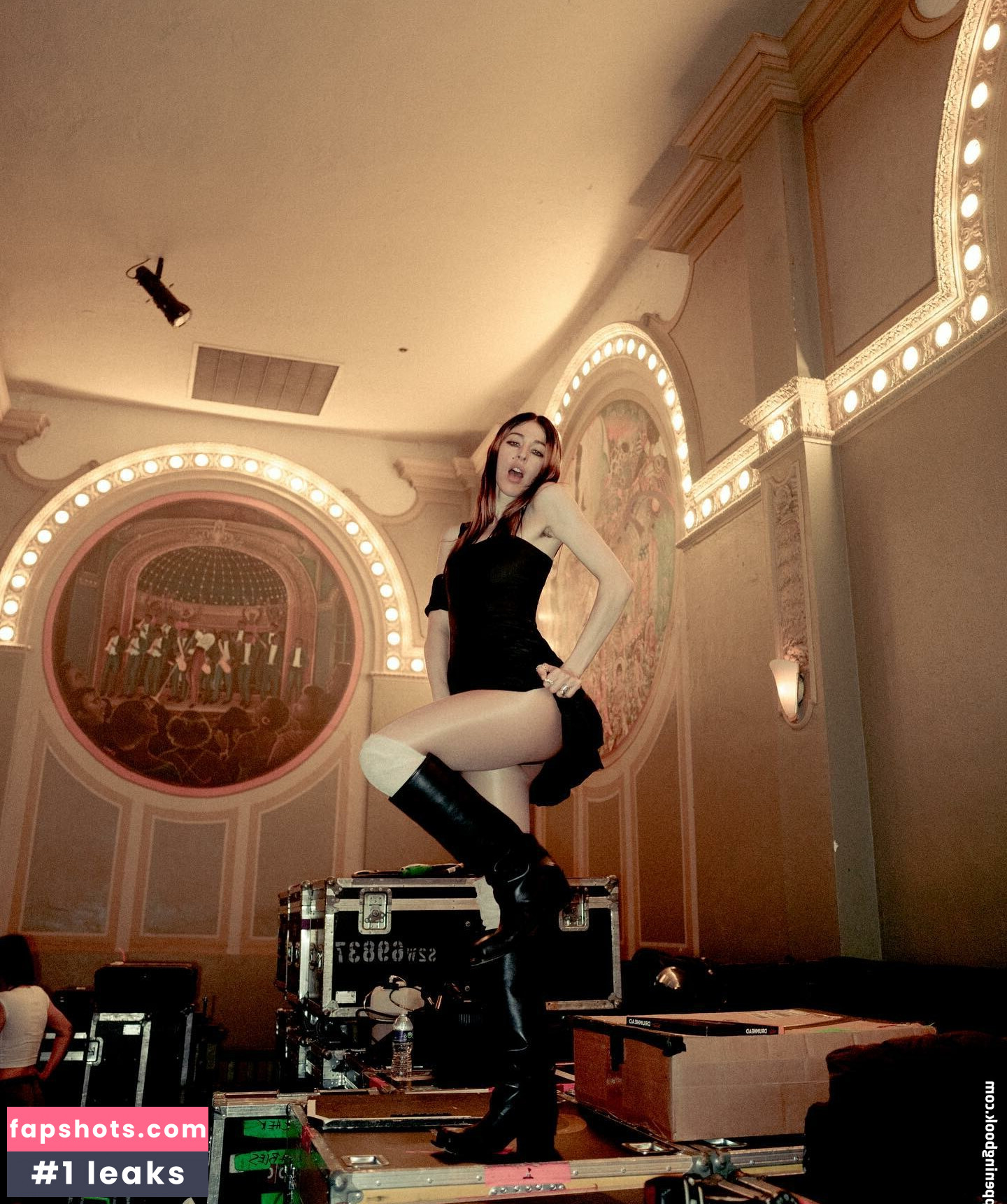 Caroline Polachek gallery photo #59