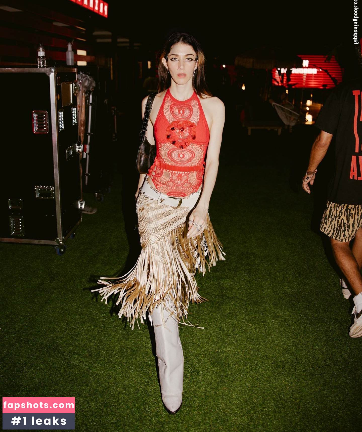 Caroline Polachek gallery photo #61