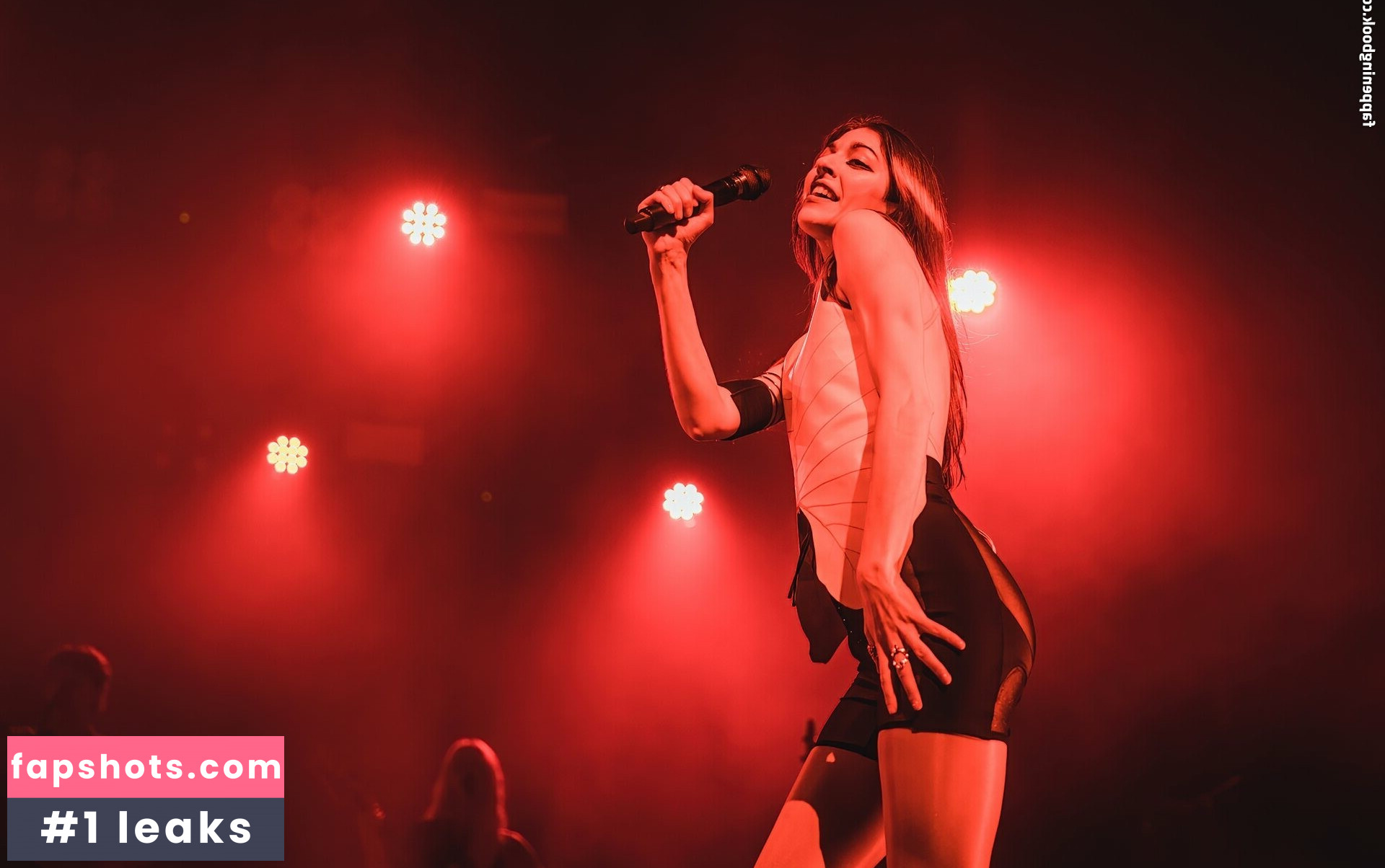 Caroline Polachek gallery photo #62