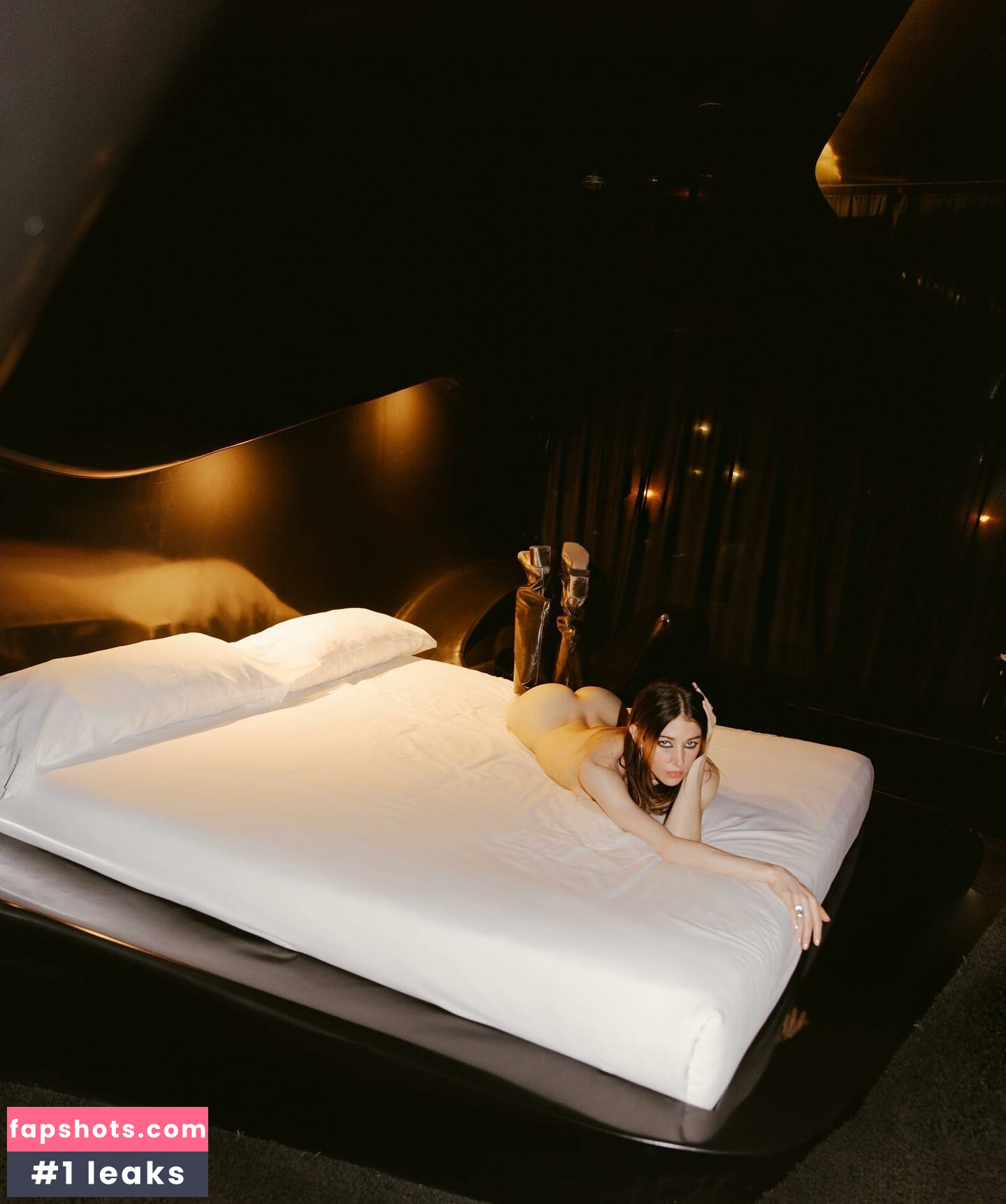 Caroline Polachek gallery photo #65