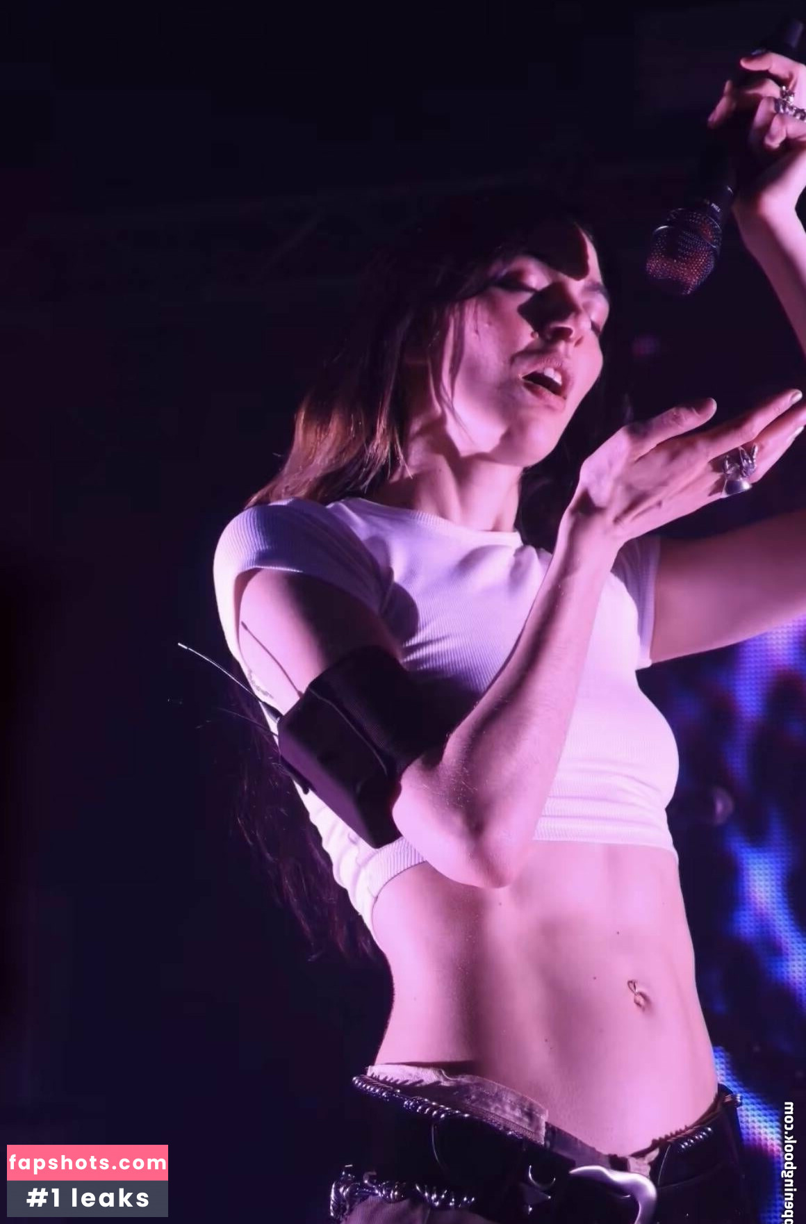 Caroline Polachek gallery photo #67