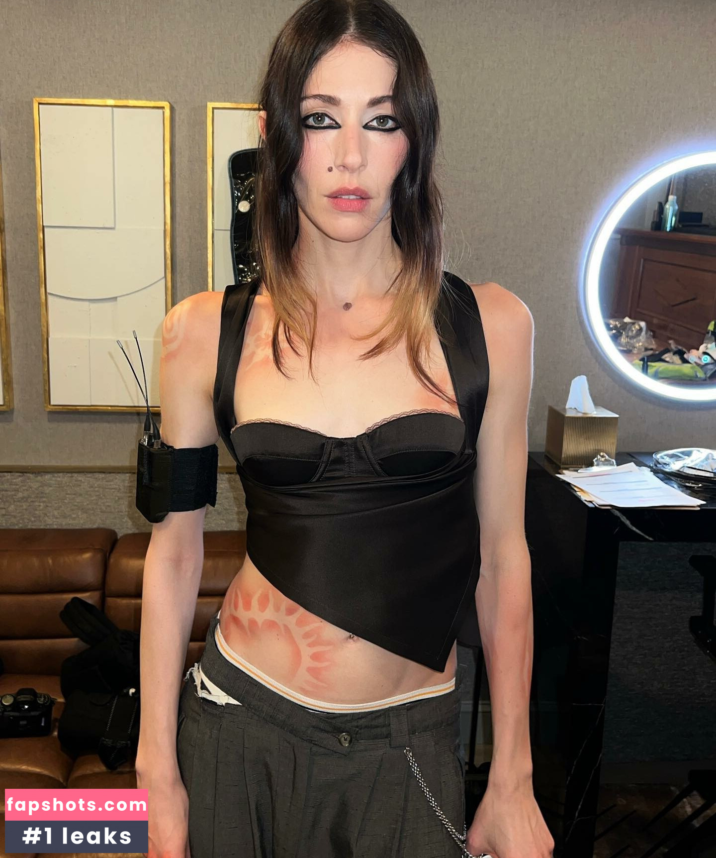 Caroline Polachek gallery photo #69