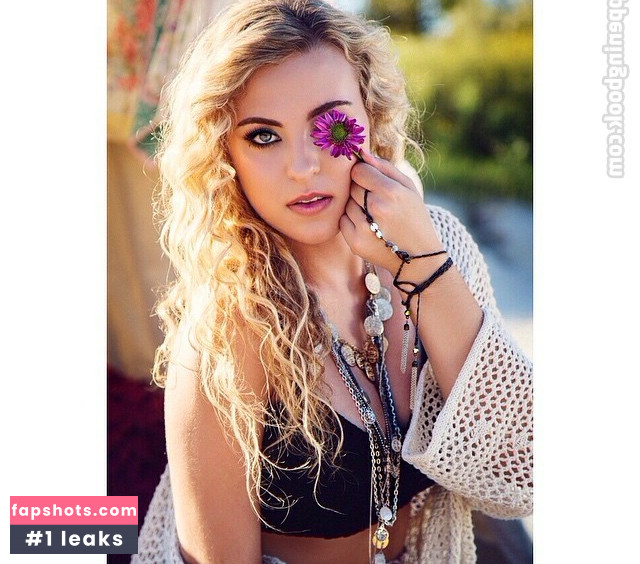 Caroline Wall gallery photo #6