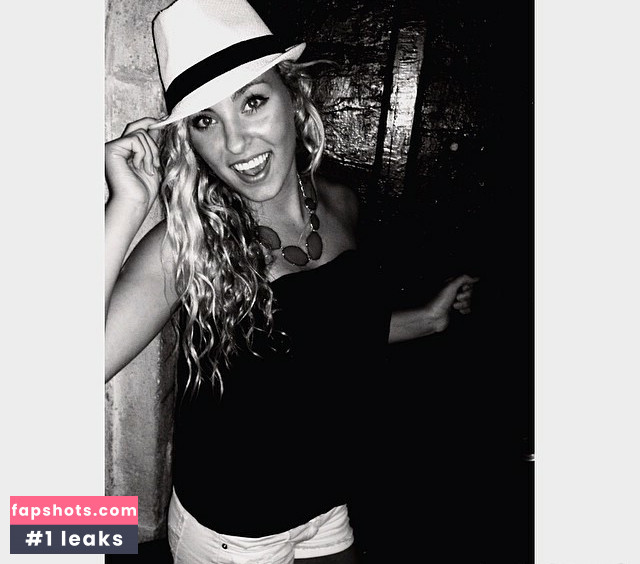 Caroline Wall gallery photo #9