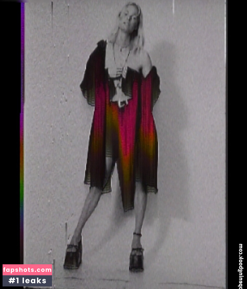 Caroline Winberg gallery photo #17