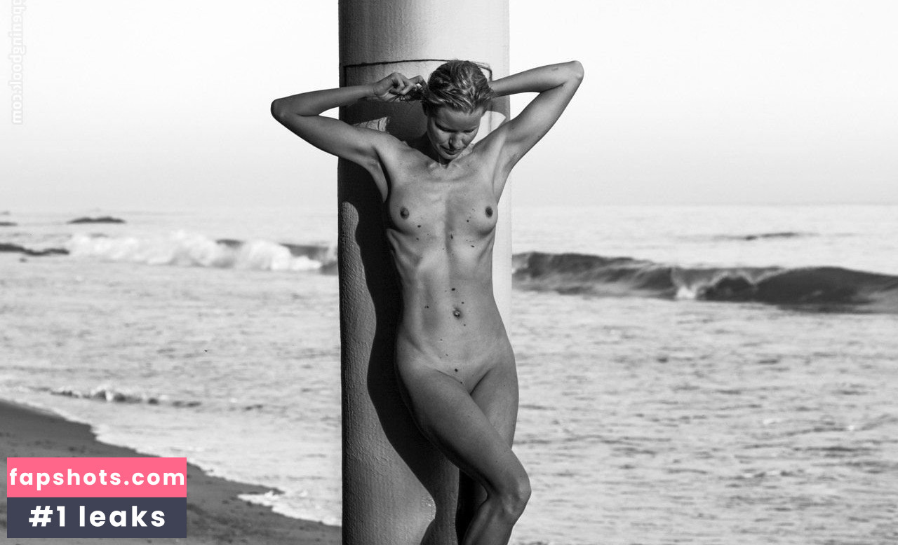 Caroline Winberg gallery photo #88