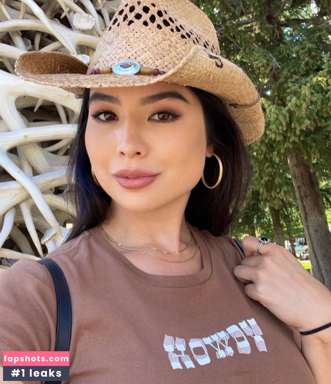 CarolineKwan gallery photo #132