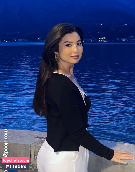 CarolineKwan gallery photo #136