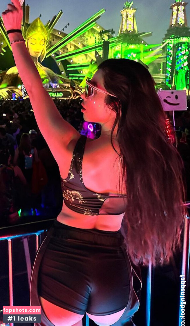 CarolineKwan gallery photo #143