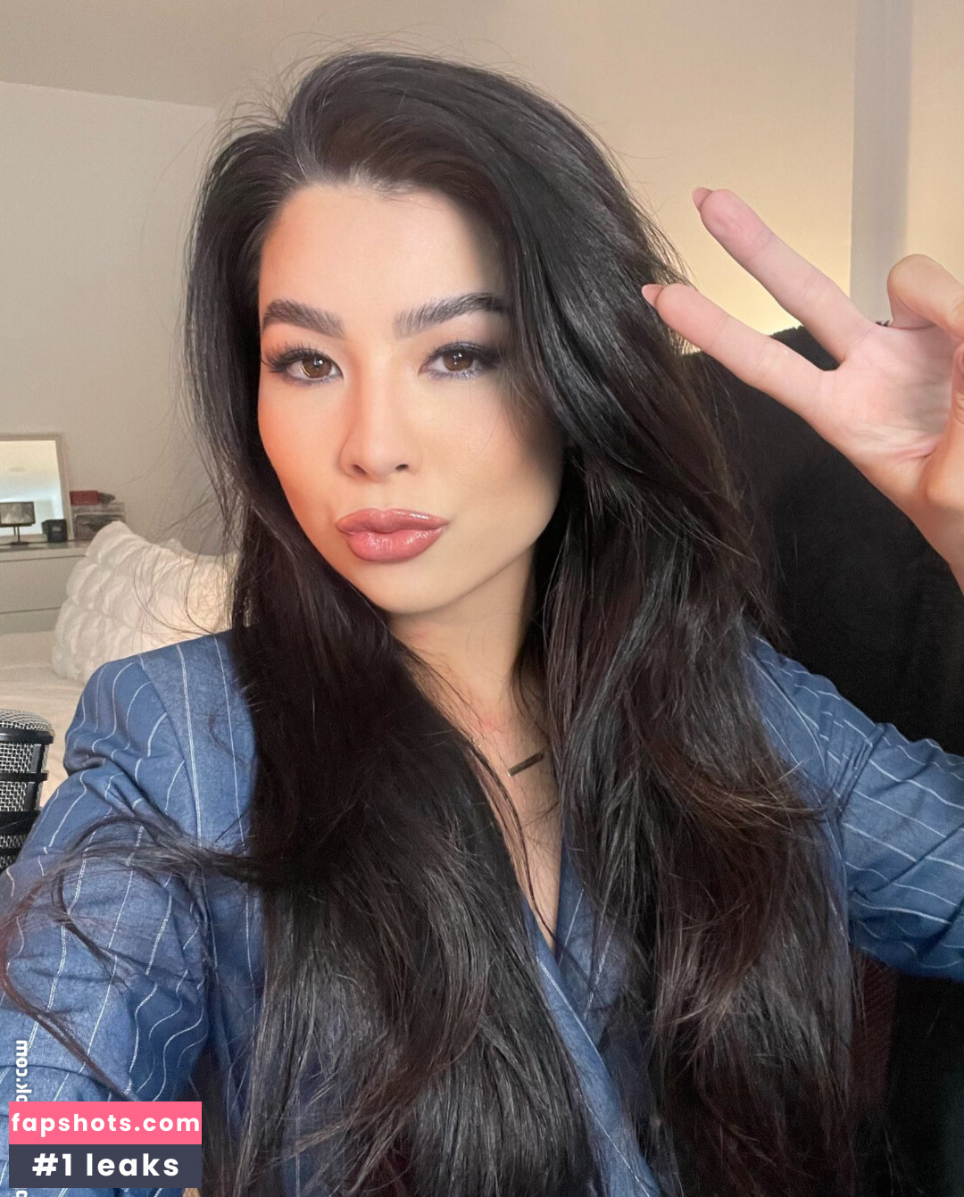 CarolineKwan gallery photo #154