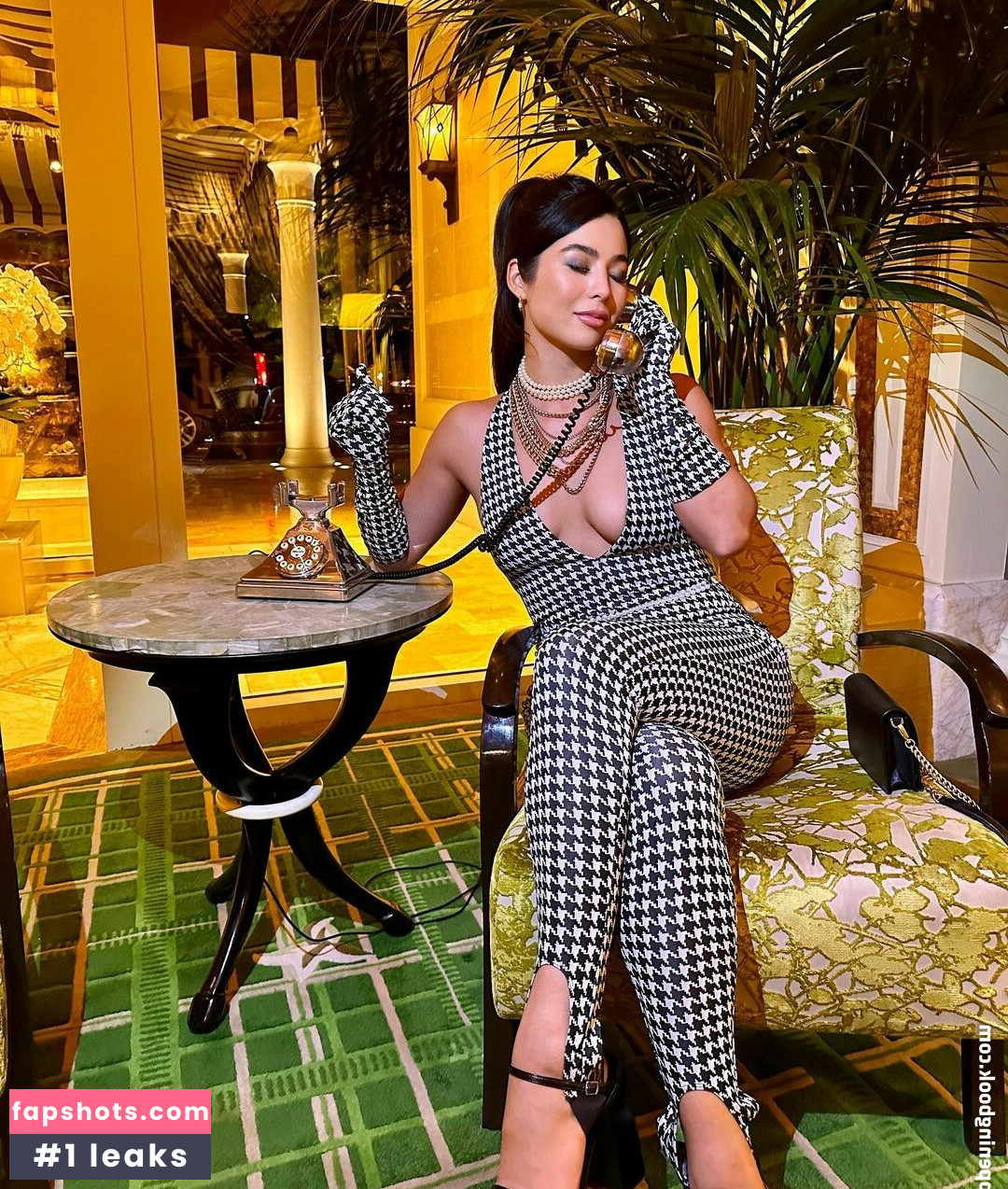 CarolineKwan gallery photo #167