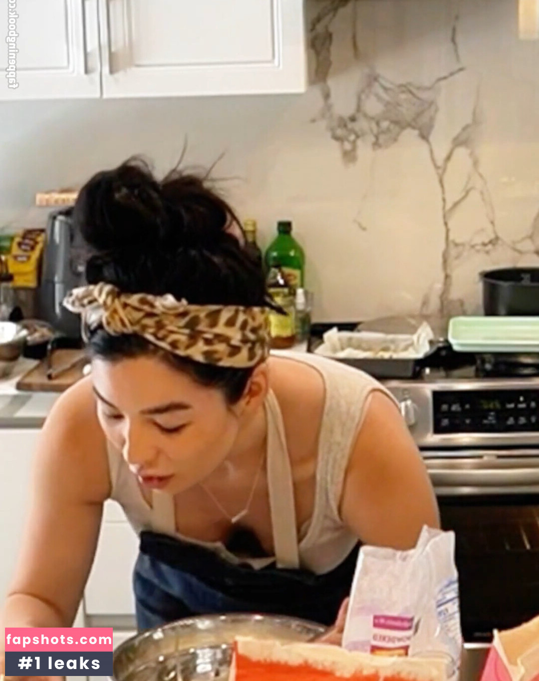 CarolineKwan gallery photo #65