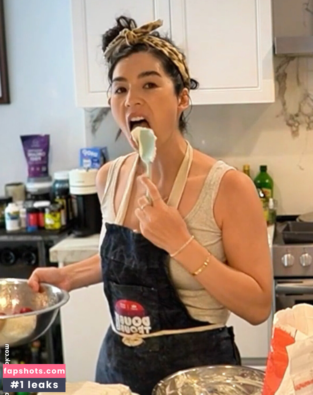 CarolineKwan gallery photo #69