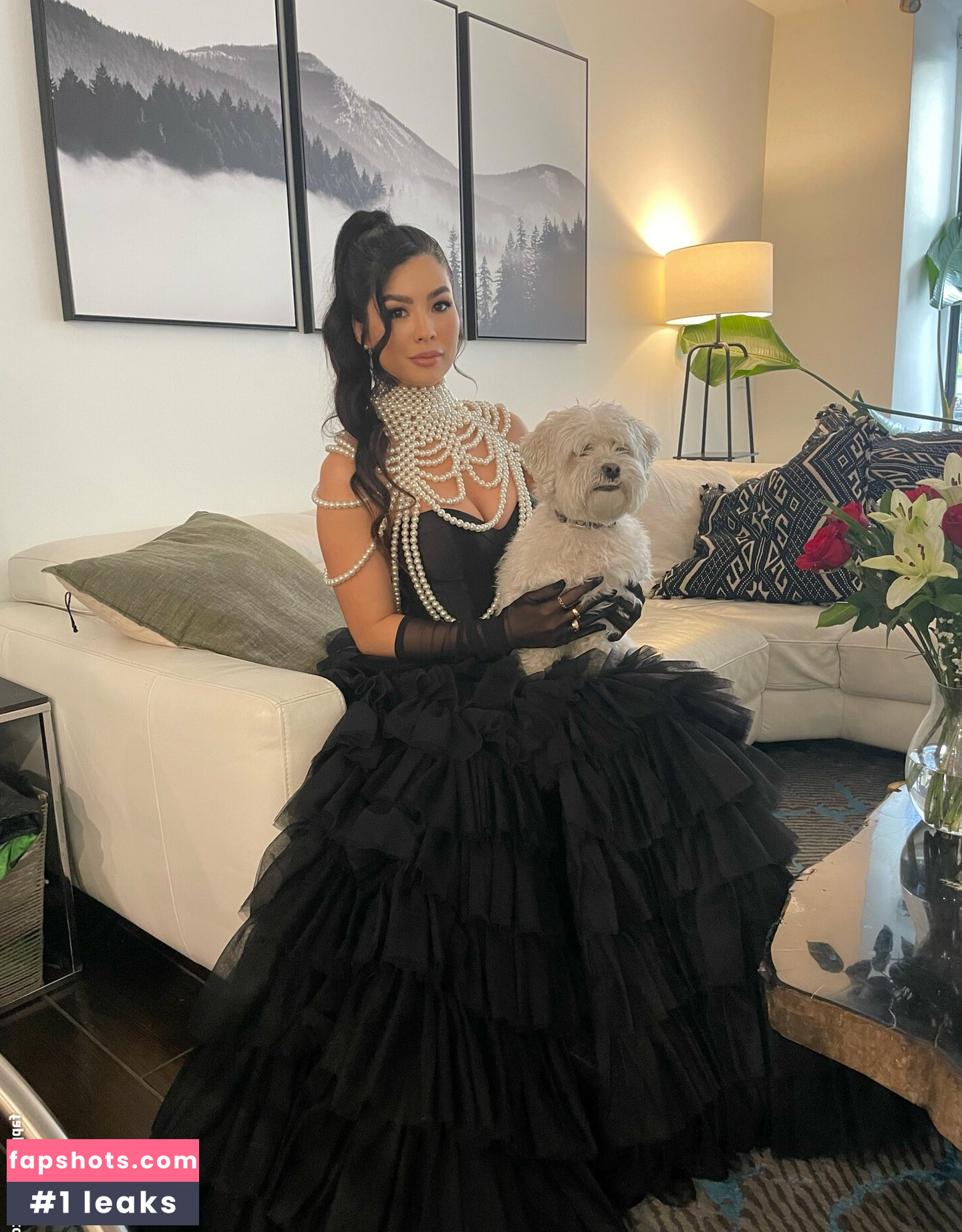 CarolineKwan gallery photo #80