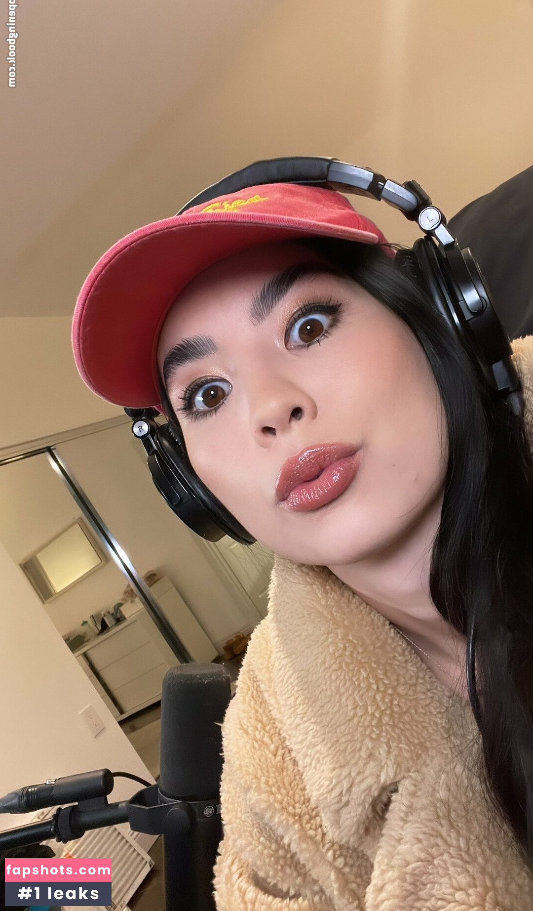 CarolineKwan gallery photo #95