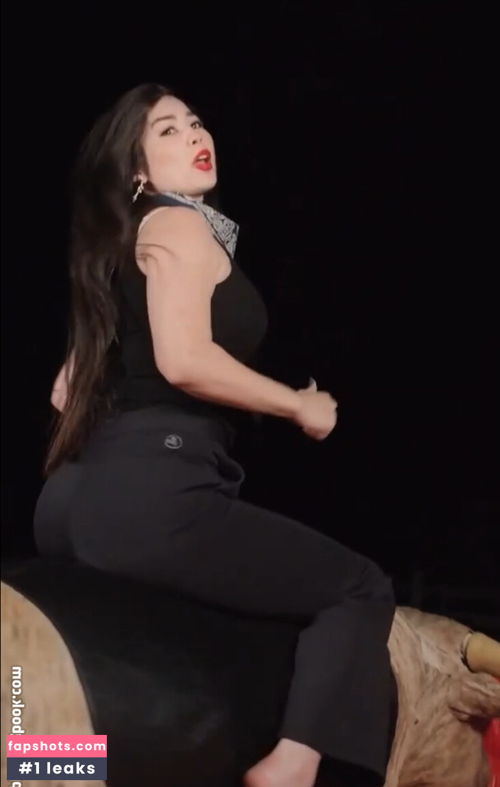 CarolineKwan gallery photo #97