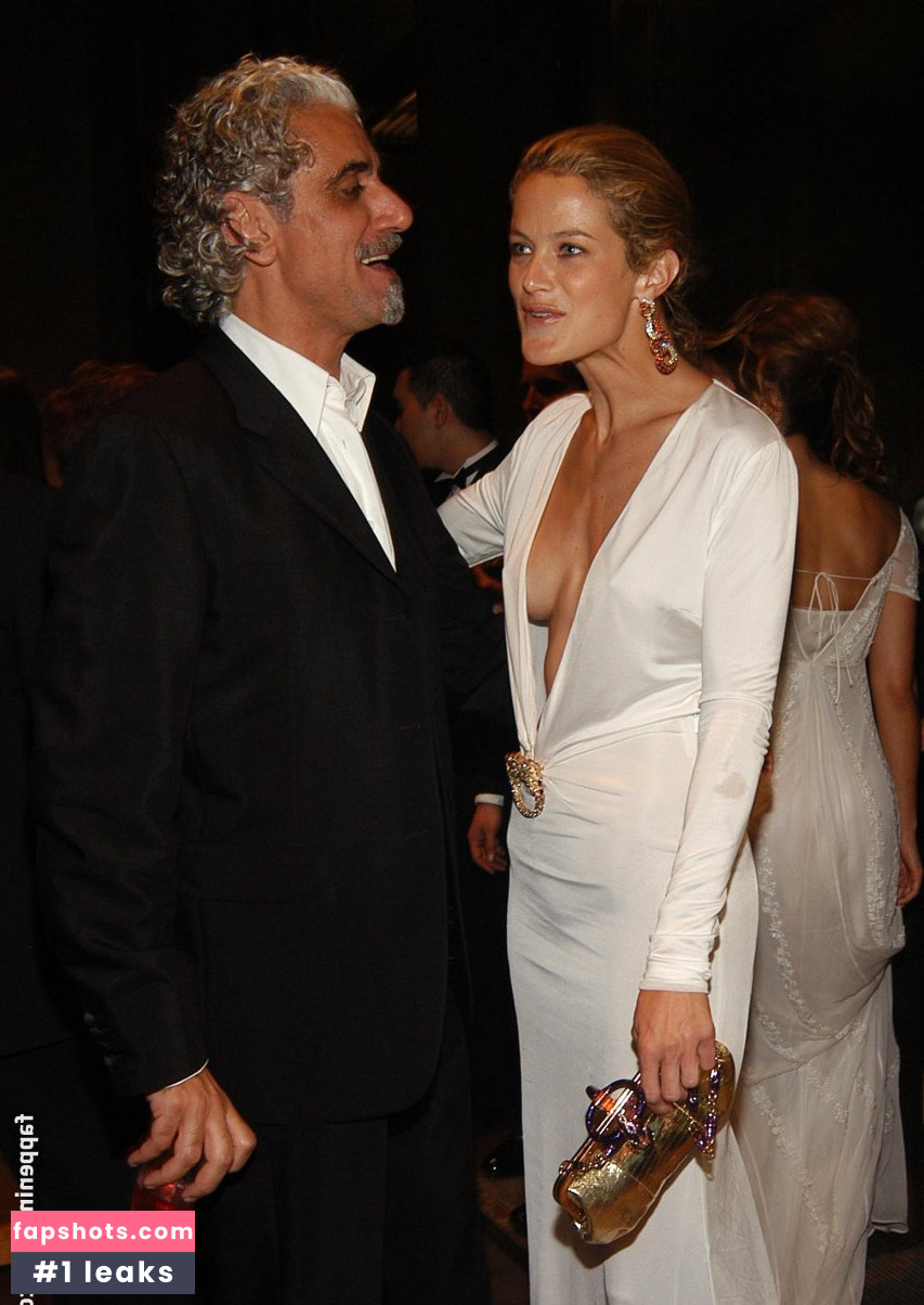 Carolyn Murphy gallery photo #70