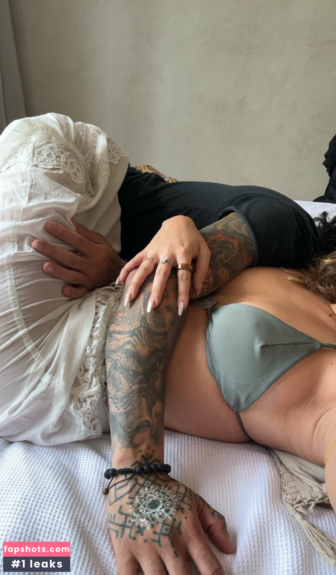 Catherine Mcbroom / Catherine Paiz nude babe gallery