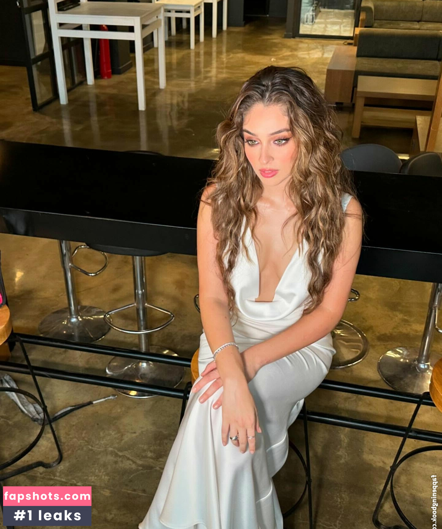 Cemre Baysel gallery photo #8