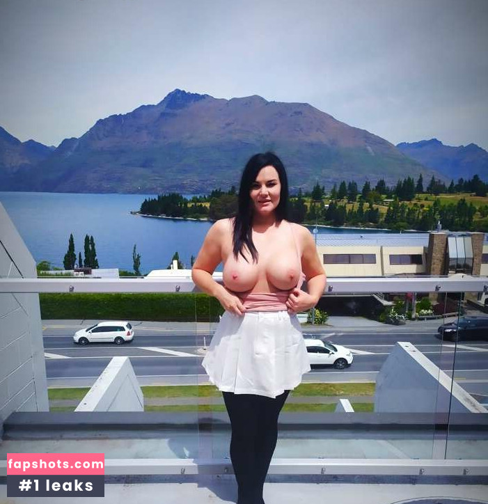 Chanel Bee gallery photo #7