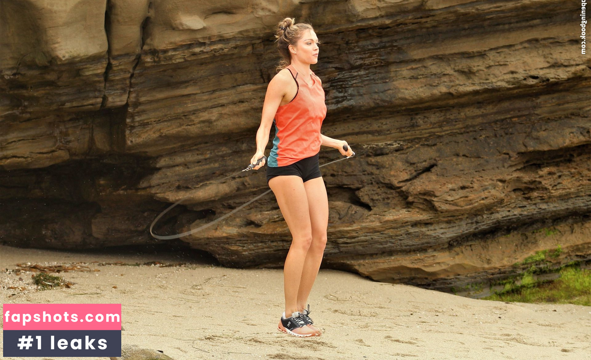 Chari Hawkins gallery photo #32