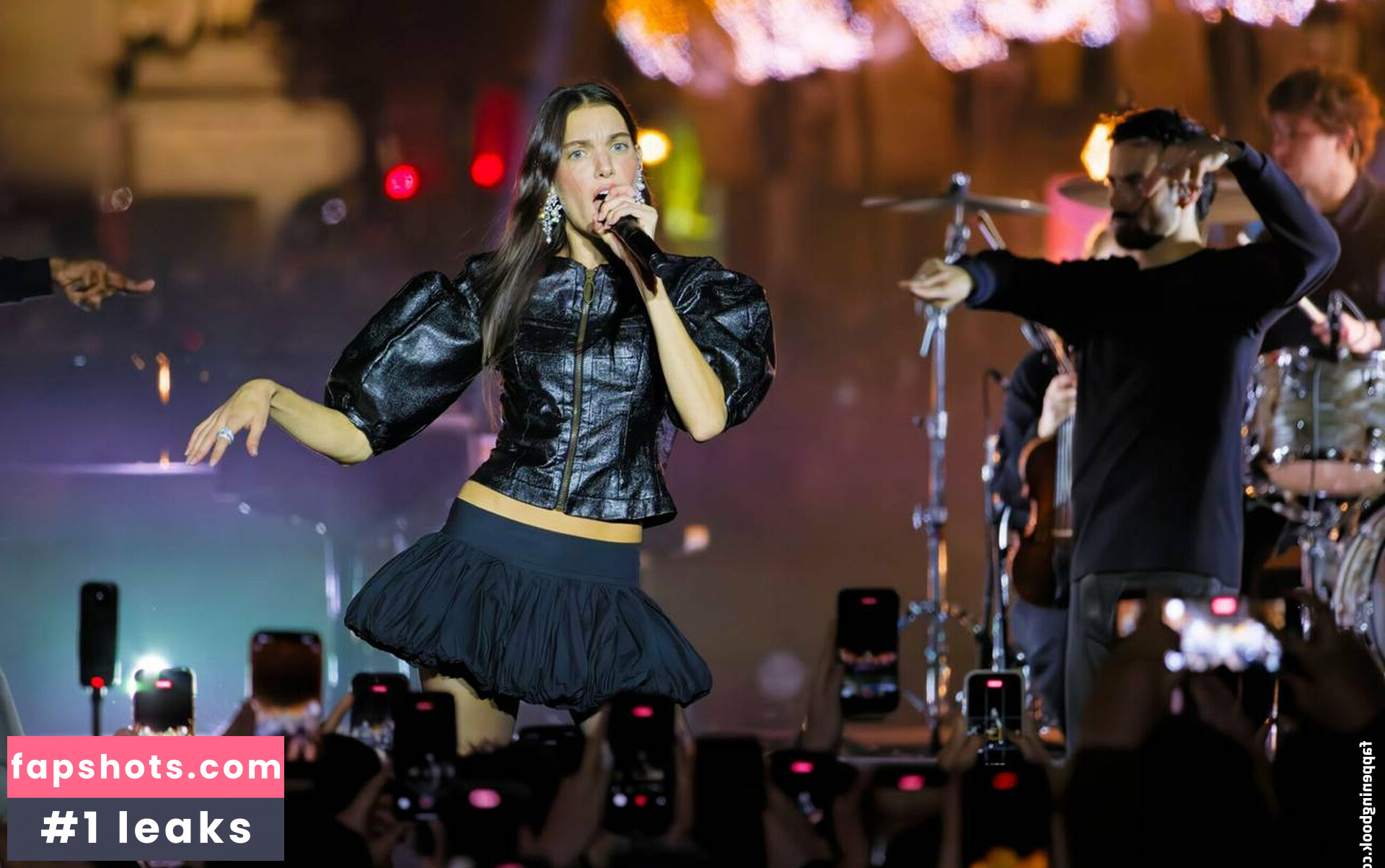 Charlotte Cardin gallery photo #2