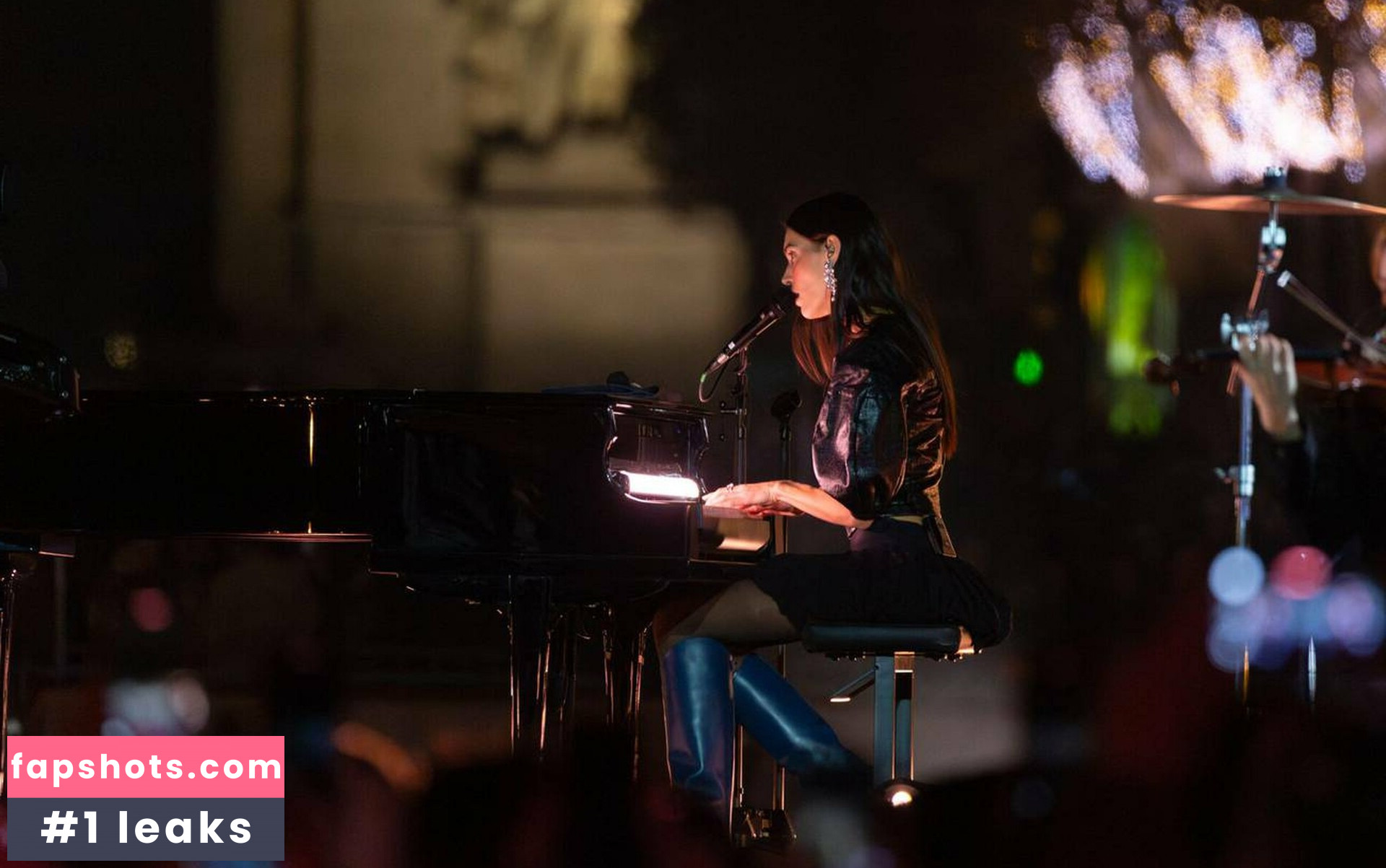 Charlotte Cardin gallery photo #12