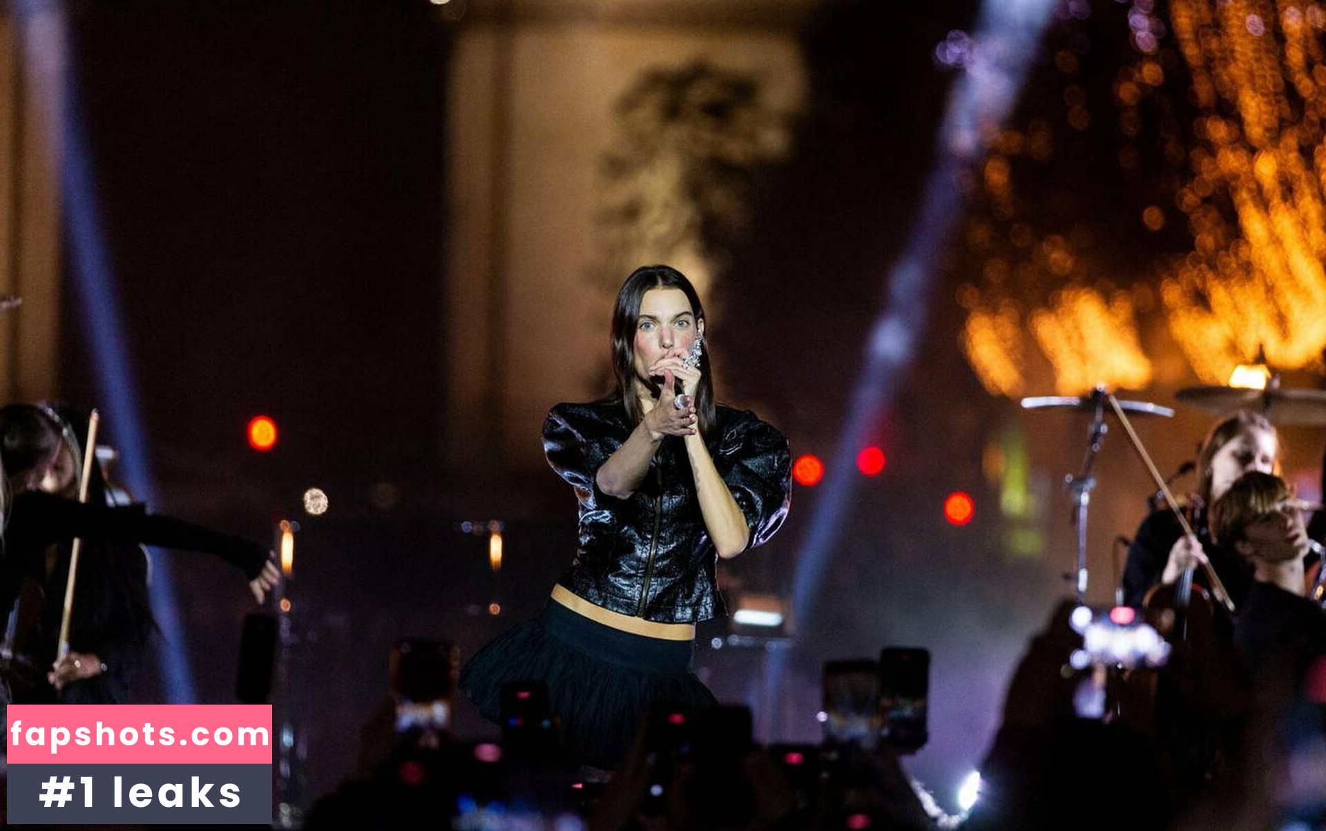 Charlotte Cardin gallery photo #18