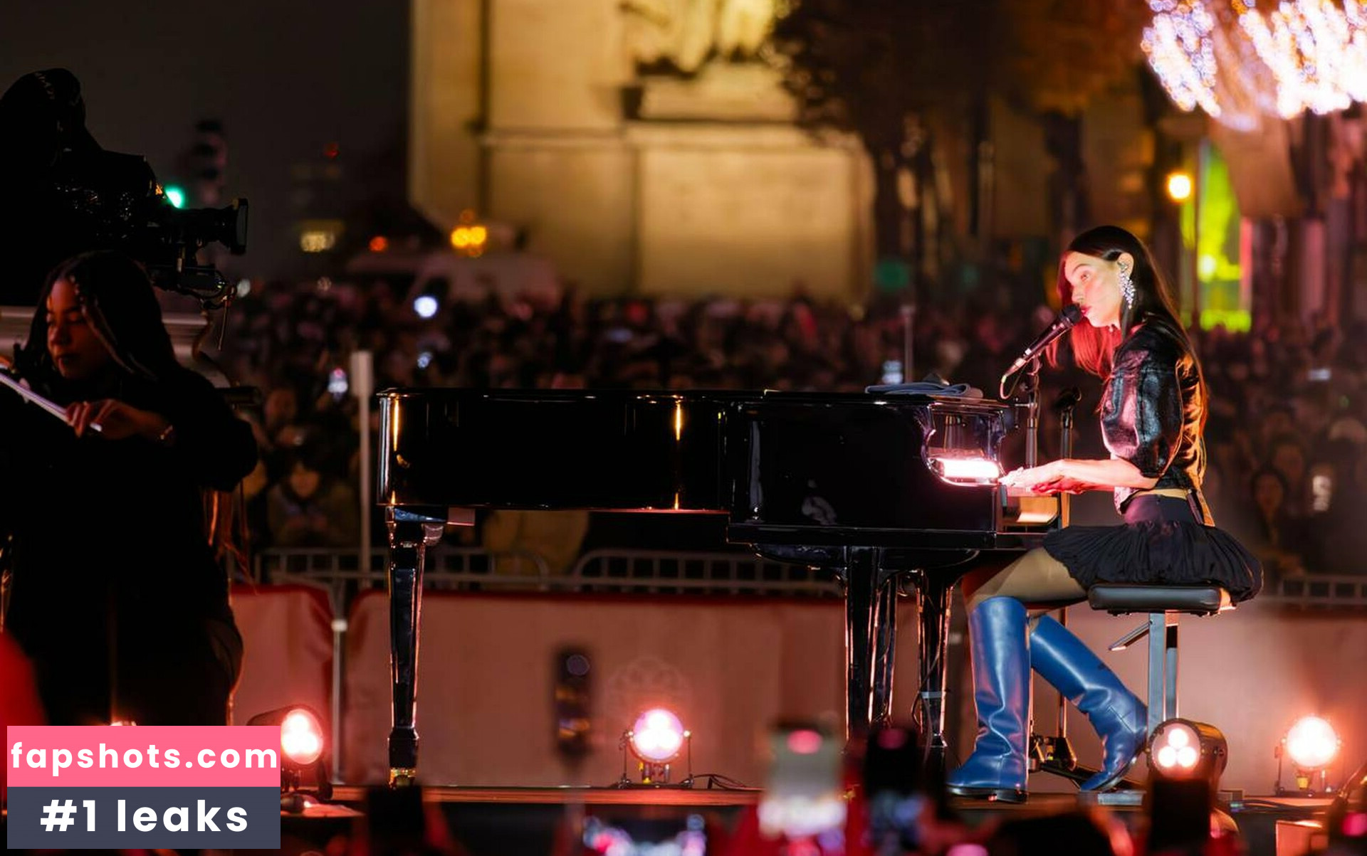 Charlotte Cardin gallery photo #19