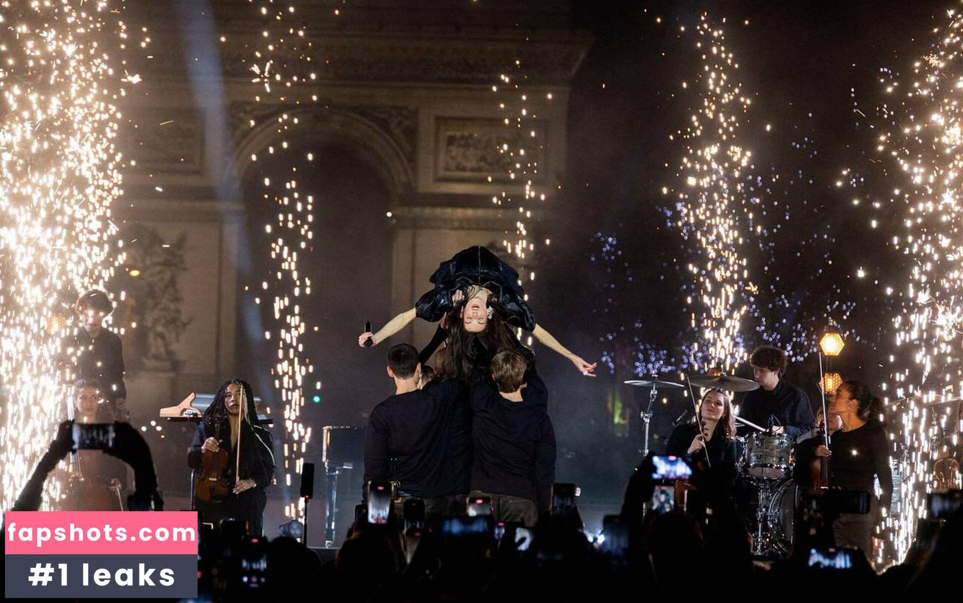 Charlotte Cardin gallery photo #21