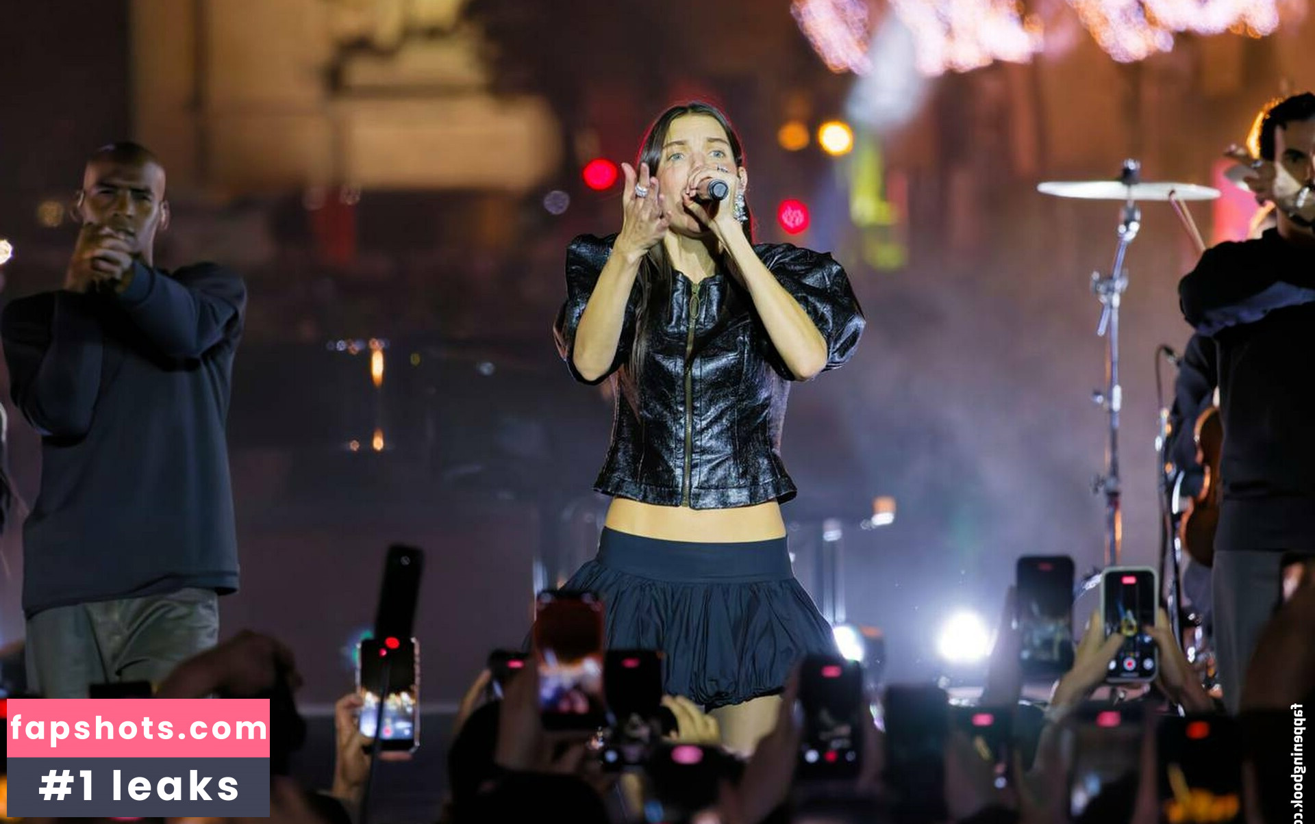 Charlotte Cardin gallery photo #5