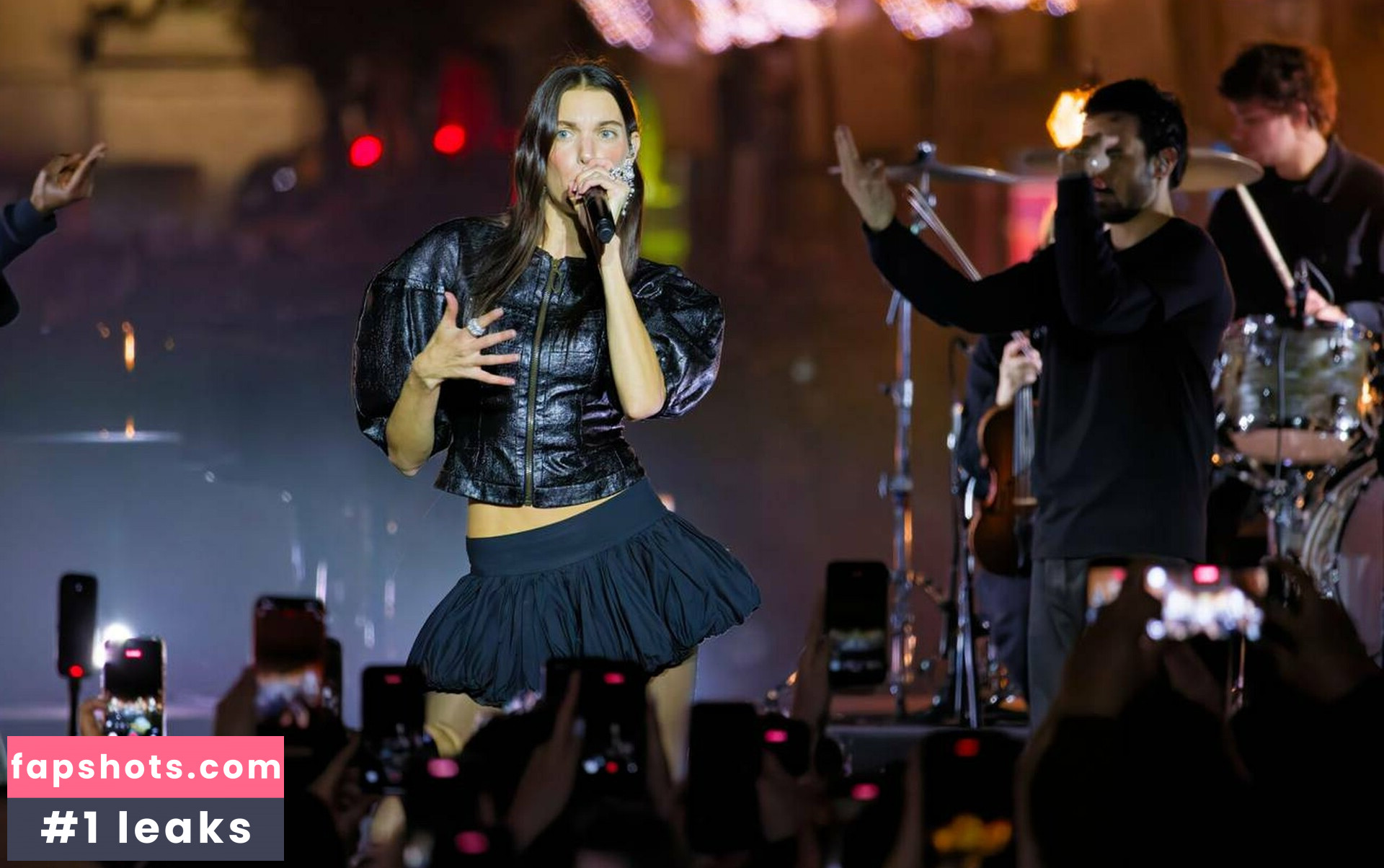 Charlotte Cardin gallery photo #8