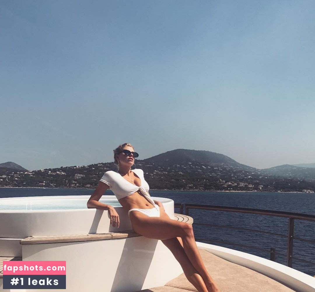 Charlotte McKinney gallery photo #1155