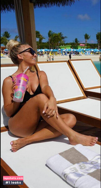 Chelsea Kreiner nude babe gallery