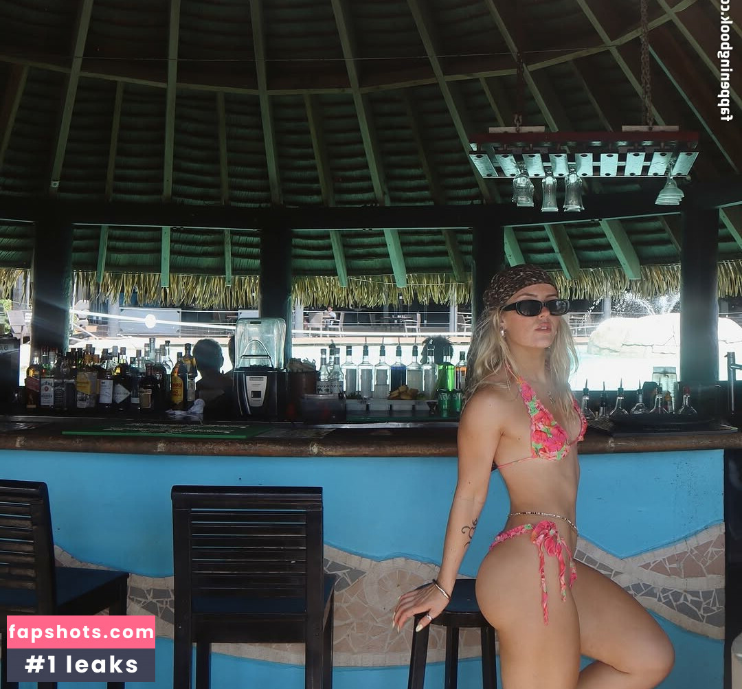 Chelsea Pearce gallery photo #29