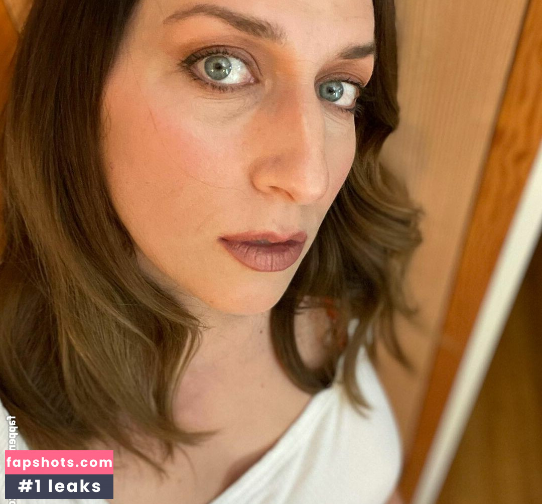 Chelsea Peretti nude babe gallery