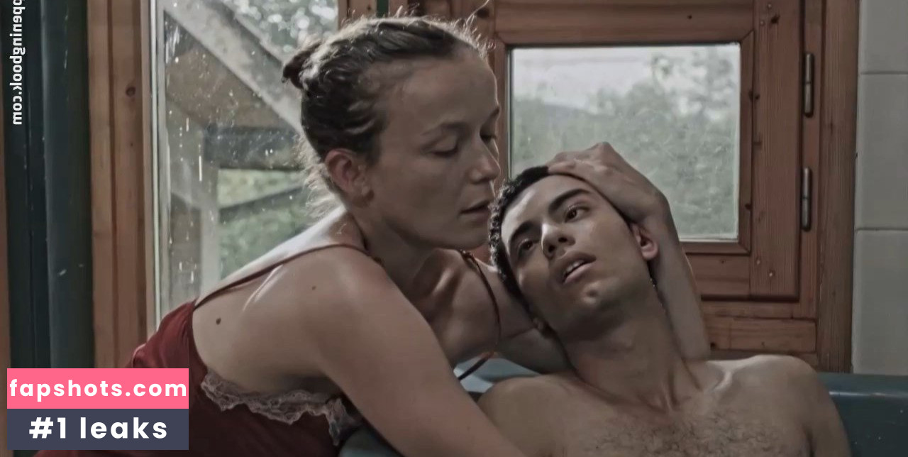 Chloé André gallery photo #14