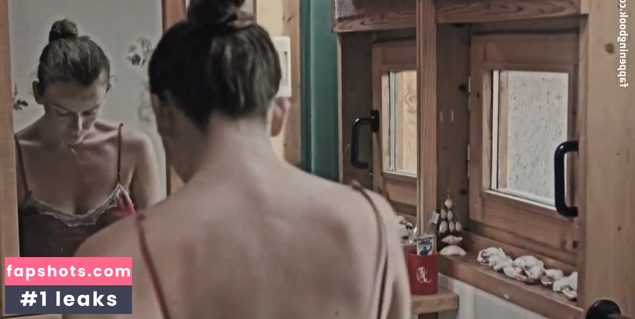 Chloé André gallery photo #16