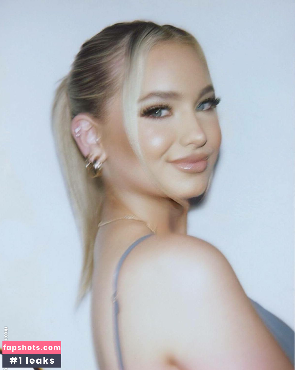 Chloe H gallery photo #7