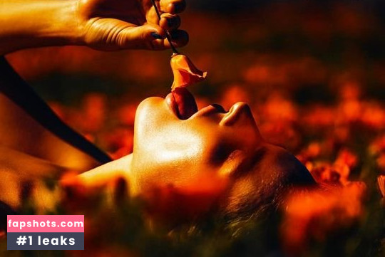 Chloë Holmes gallery photo #19