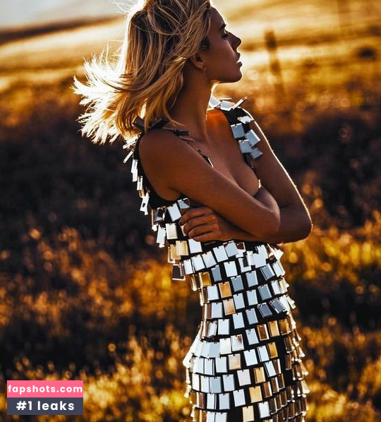 Chloë Holmes gallery photo #20