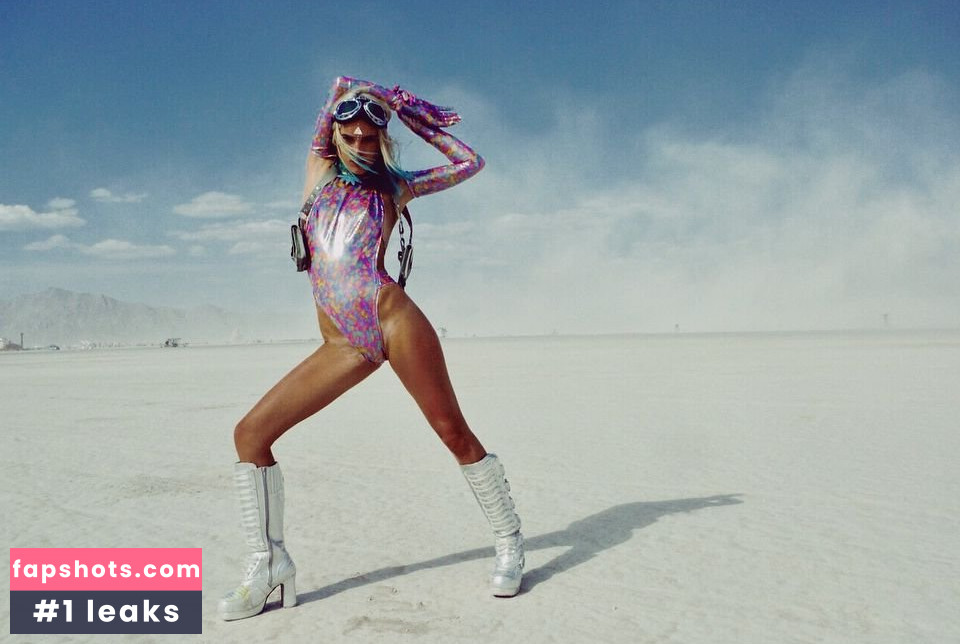 Chloë Holmes gallery photo #25