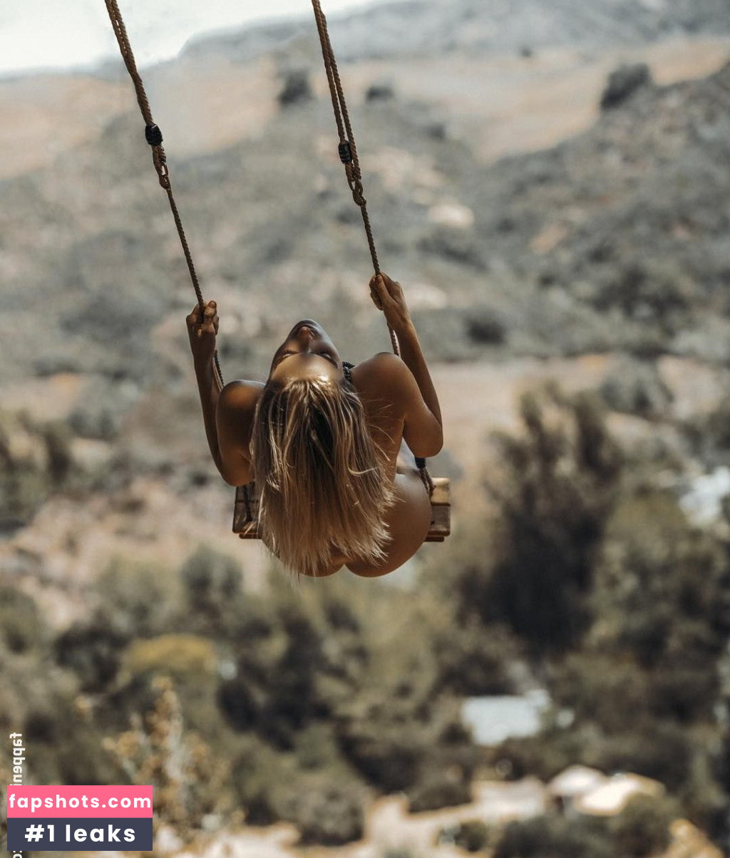 Chloë Holmes gallery photo #39