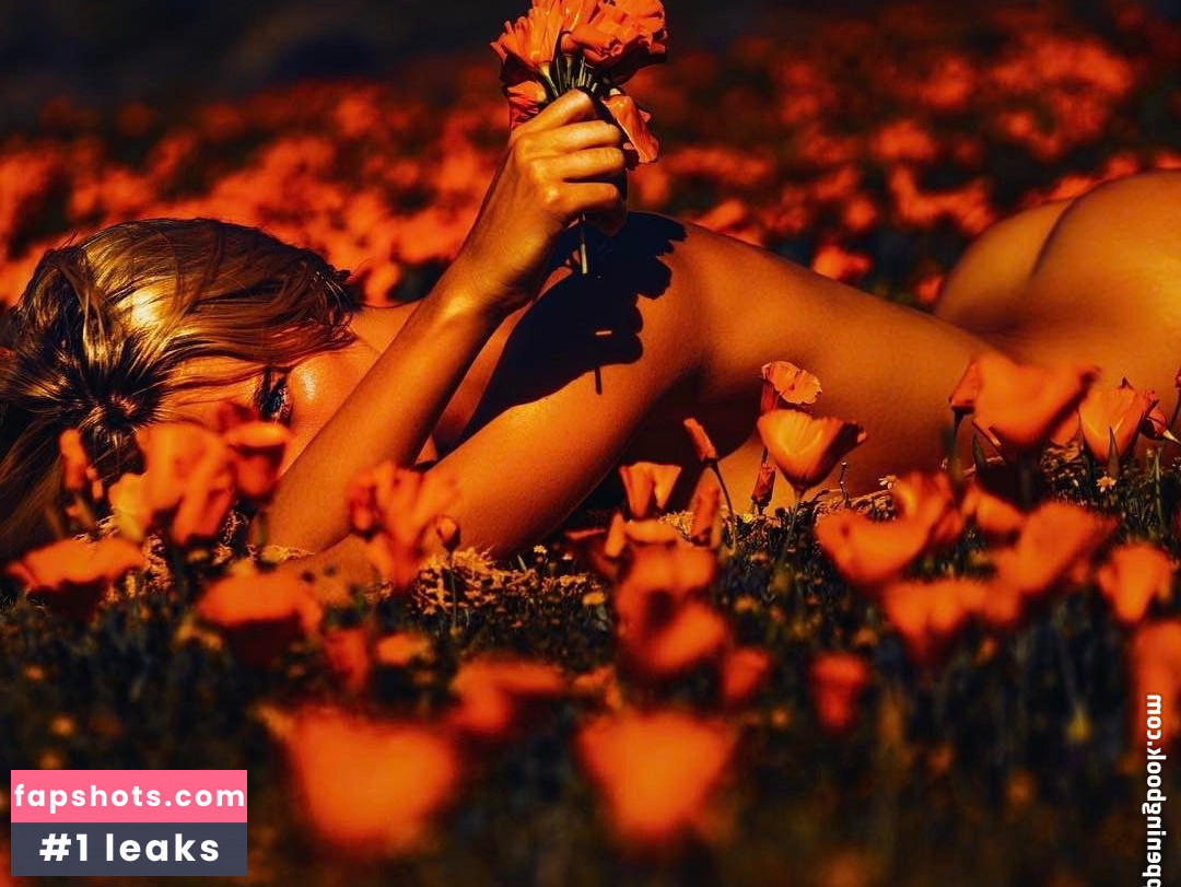 Chloë Holmes gallery photo #5