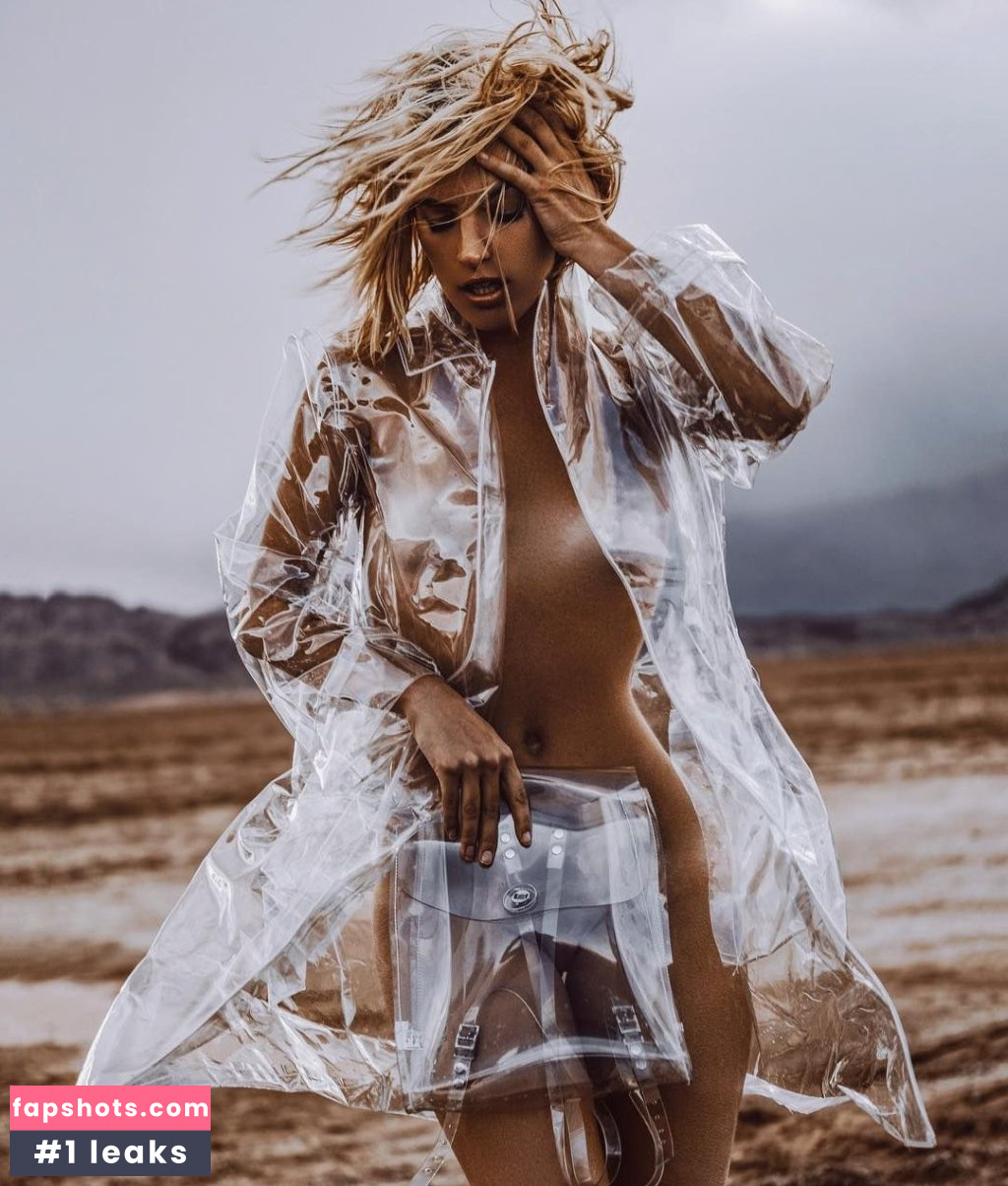 Chloë Holmes gallery photo #58