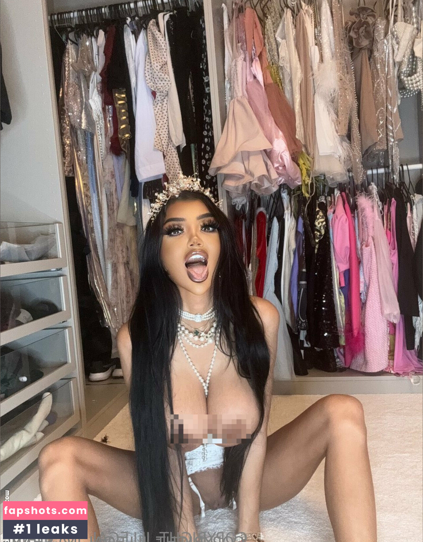 Chloe Khan gallery photo #32