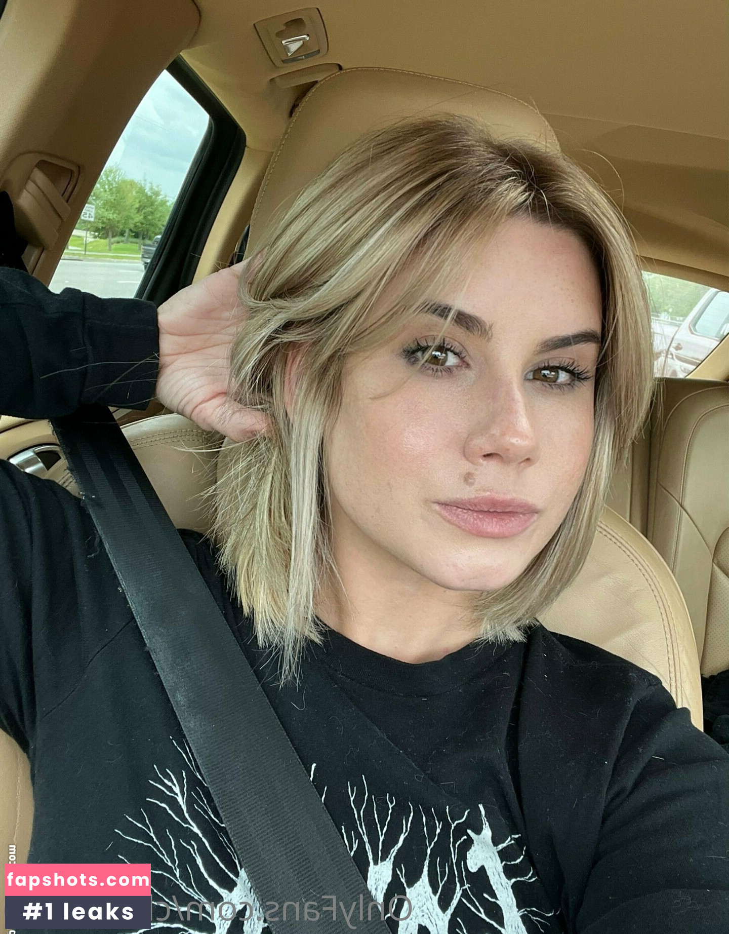 Chloe Lamb gallery photo #7