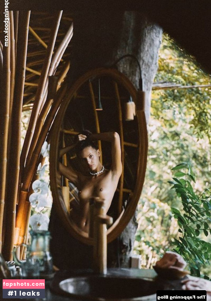 Chloé Lecareux gallery photo #15