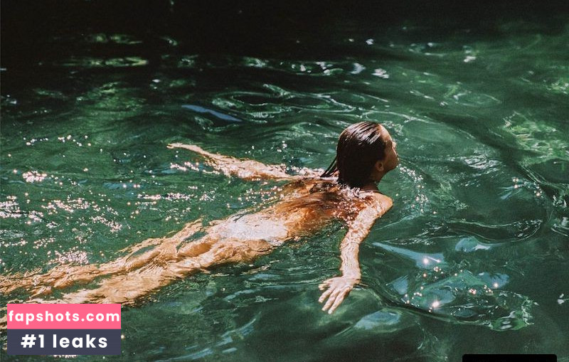 Chloé Lecareux gallery photo #3